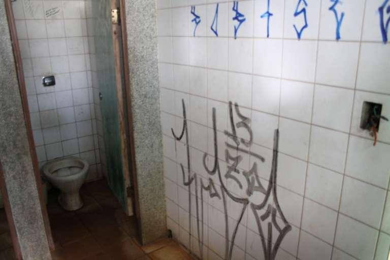 Os banheiros estão pichados (Foto: Marcos Ermínio)
