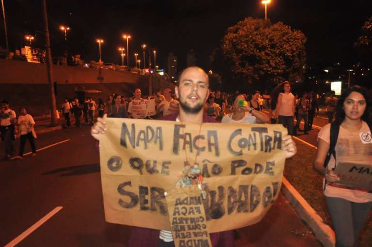 Manifestante expõe cartaz feito para o movimento. (Foto: João Garrigó)