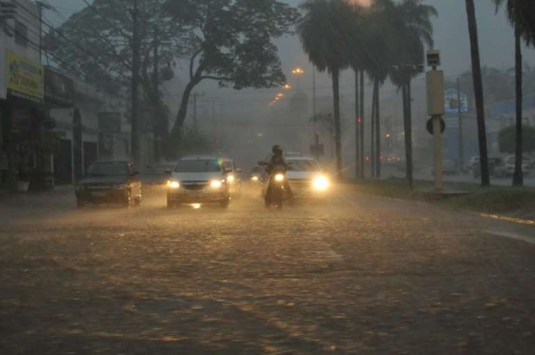 Avenida Mato Grosso, onde o asfalto foi coberto pela água (Foto: Alcides Neto)