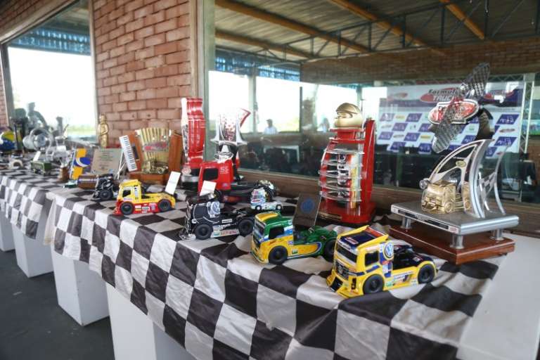Exposição de troféus e equipamentos da Fórmula Truck (Foto: Fernando Antunes)