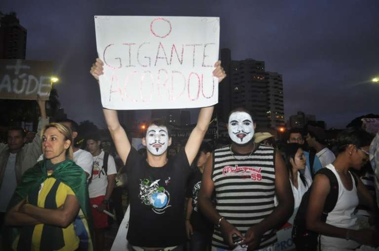 Em cartaz, jovem faz menção aos protestos em todo o País. (Foto: João Garrigó)