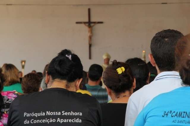 Fiéis acompanham missa no Santuário (Foto: Marcos Ermínio)