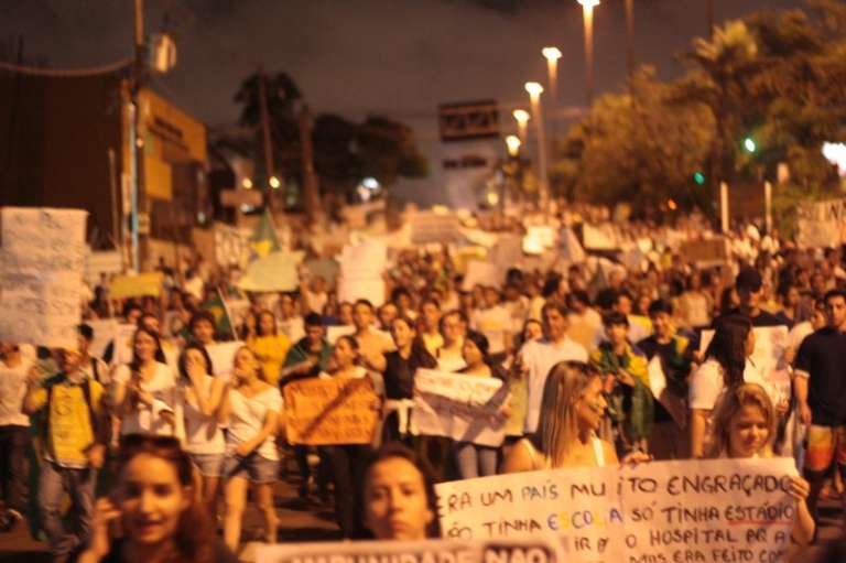 Multidão toma conta da avenida Afonso Pena. (Foto: Marcos Ermínio)