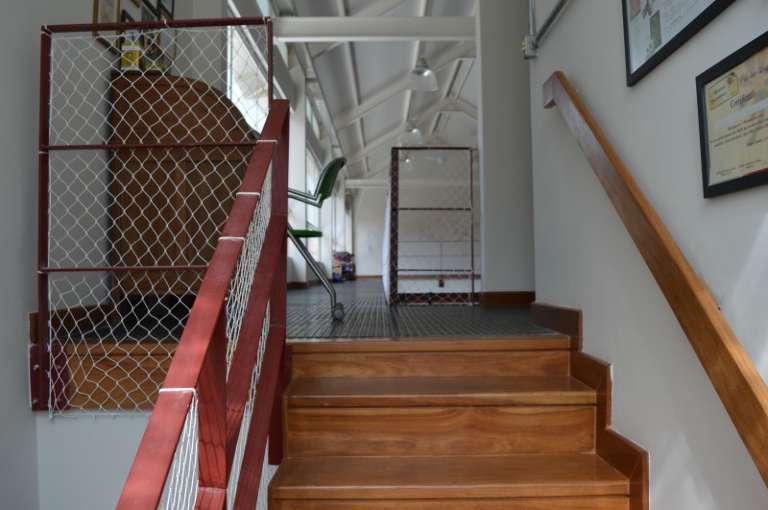 Escadaria que dá acesso ao espaço para yoga e dança. (Foto: Thailla Torres)