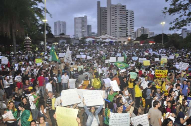 Multidão reunida na Praça do Rádio Clube. (Foto: Cleber Gellio)