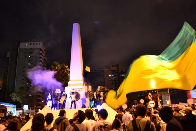 Manifestantes ocupam o Obelisco na Avenida Afonso Pena. (Foto: Cleber Gellio)
