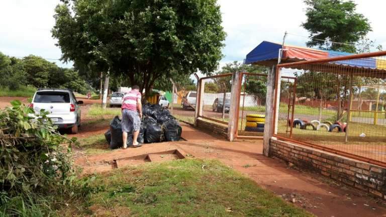 Moradores fazem mutirão para limpar Ceinf no Jardim Itamaracá. (Foto: Direto das Ruas)