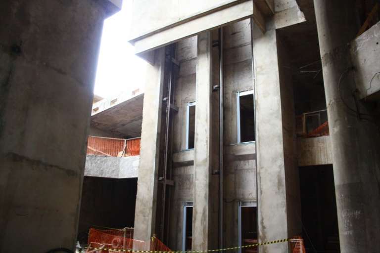 Hote terá dois elevadores panorâmicos. (Foto: Marcos Ermínio)