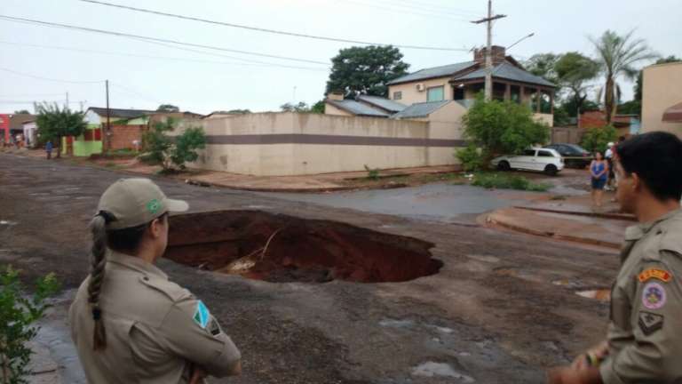 Corpo de Bombeiros foi acionado por conta de cratera no Nova Lima. (Foto: Leandro Abreu)
