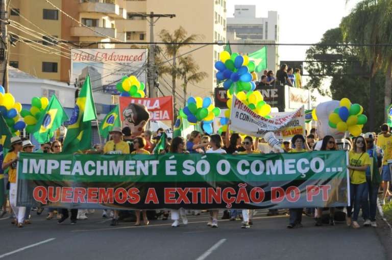 Manifestantes carregavam palavras de ordem contra o PT. (Foto: Alcides Neto)