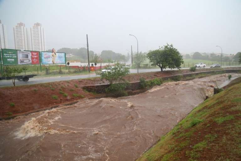 Córrego Prosa quase transbordou (Foto: Marcos Ermínio)