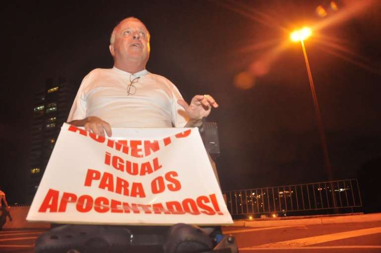 Aposentado fez questão de ir para as ruas participar do movimento. (Foto: João Garrigó)