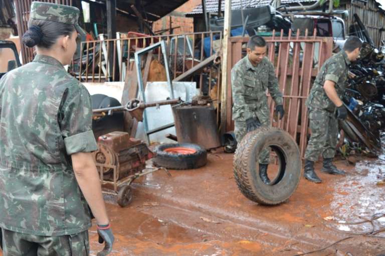 Militares do Exército ajudaram na retirada dos materiais. (Foto: Natalia Yahn)