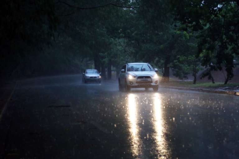Na Ricardo Brandão, noite chegou mais cedo durante o temporal (Foto: Marcos Ermínio)