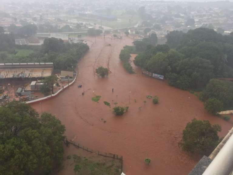 Córrego transbordou em decorrência do temporal da tarde desta quinta (Foto: Direto das Ruas)