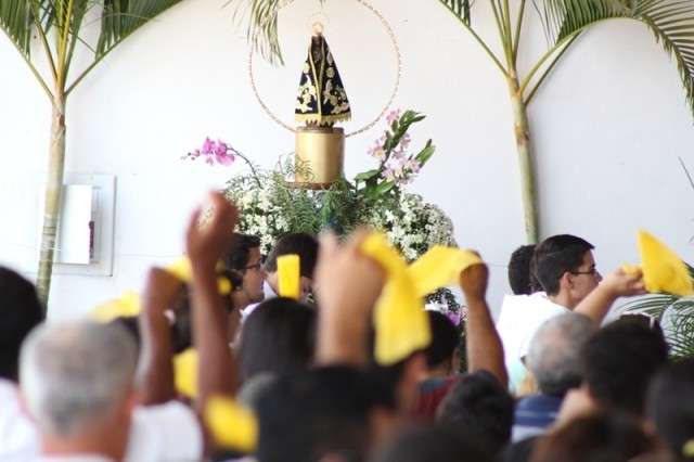 Fiéis acompanham missa no Santuário (Foto: Marcos Ermínio)