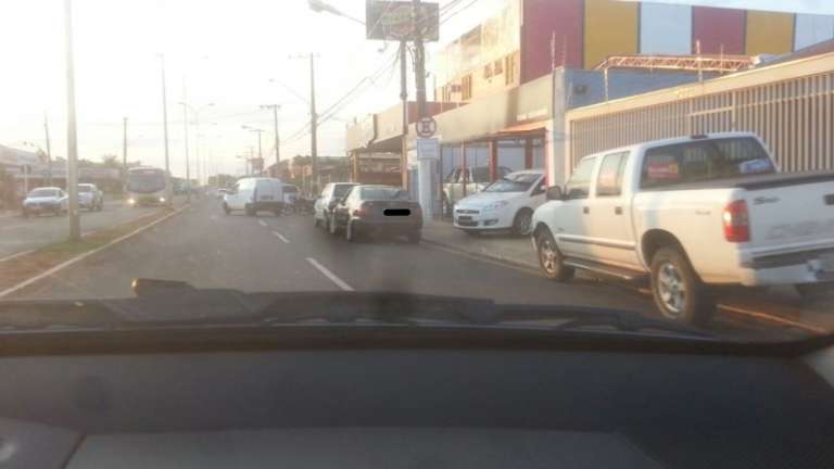 Flagrantes de veículos na Julio de Castilho. (Foto: Direto das Ruas)