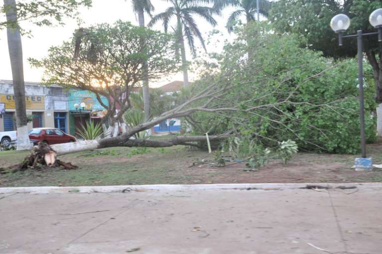 Rastro de estragos em Porto Murtinho após tornado.
