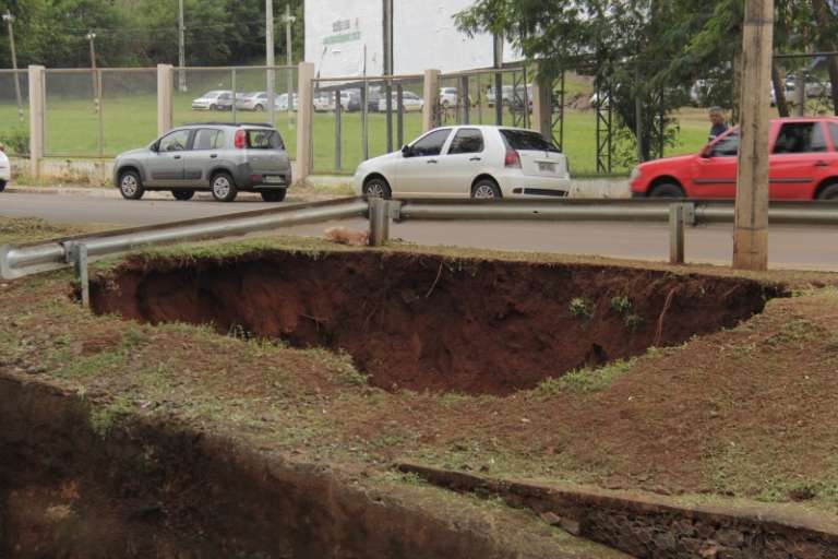 Erosão na margem do Córrego Prosa na Avenida Ricardo Brandão (Foto: Alan Nantes)