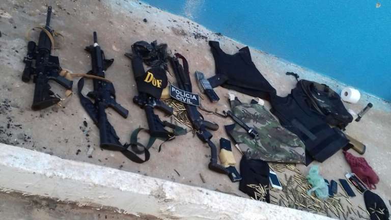 Armas e demais objetos foram apreendidos no local (Foto: Divulgação/DOF)
