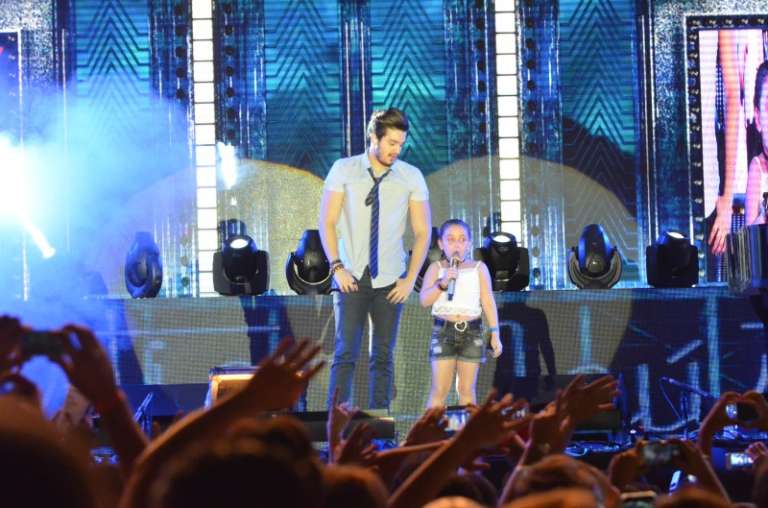 Luan Santana e uma pequena fã cantam "Te esperando". (Foto: Vanessa Tamires)