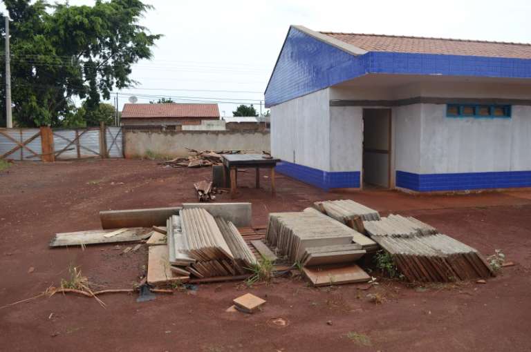 Materiais de construção abandonados no Ceinf Zé Pereira. (Foto: Chloé Pinheiro)