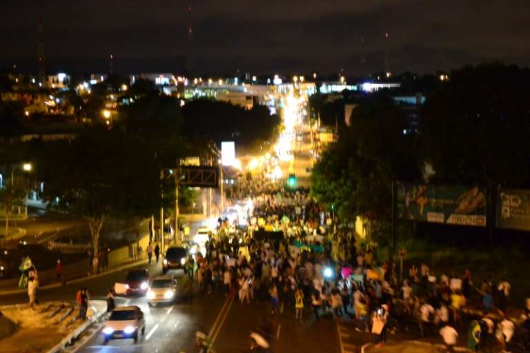 Manifestantes a caminho da Câmara Municipal. (Foto: Cleber Gellio)