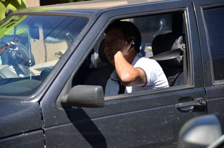 Rubens Saito fala ao celular enquanto dirige (Foto: Vanderlei Aparecido)