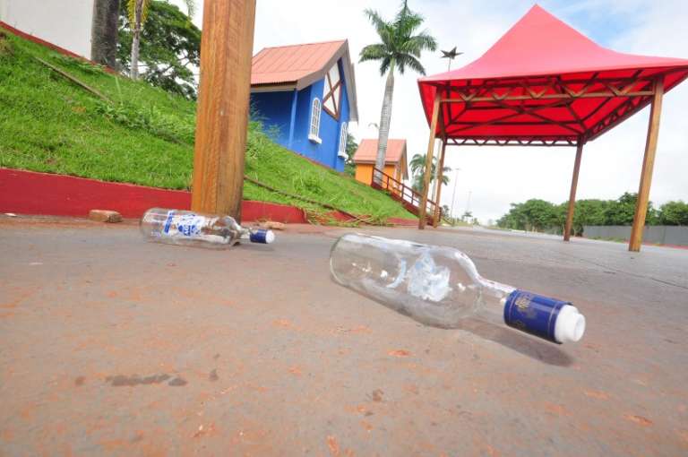 Na parte dos fundos da Cidade do Natal, é fácil encontrar garrafas de bebidas alcoólicas já vazias (Foto: Luciano Muta)