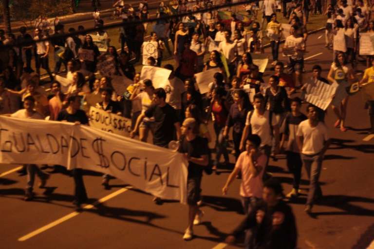 Manifestantes seguem pela avenida Afonso Pena. (Foto: Marcos Ermínio)