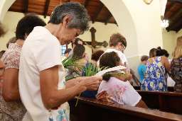 No Santuário do Perpétuo Socorro, fiéis participam de missa, que marca o início da Semana Santa.