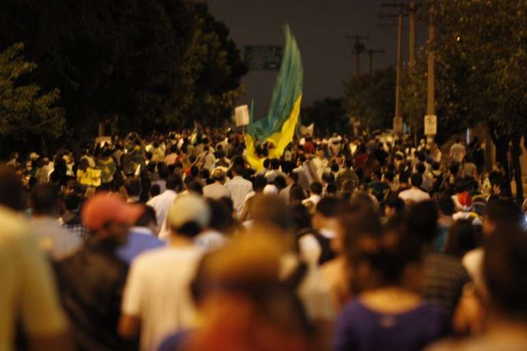 Vários ruas da cidade ficaram tomadas pelos manifestantes. (Foto: João Garrigó)