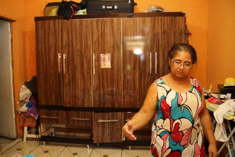 Na casa de Maria Aparecida, 57 anos, o dia foi de limpeza. (Foto: Marcos Ermínio)