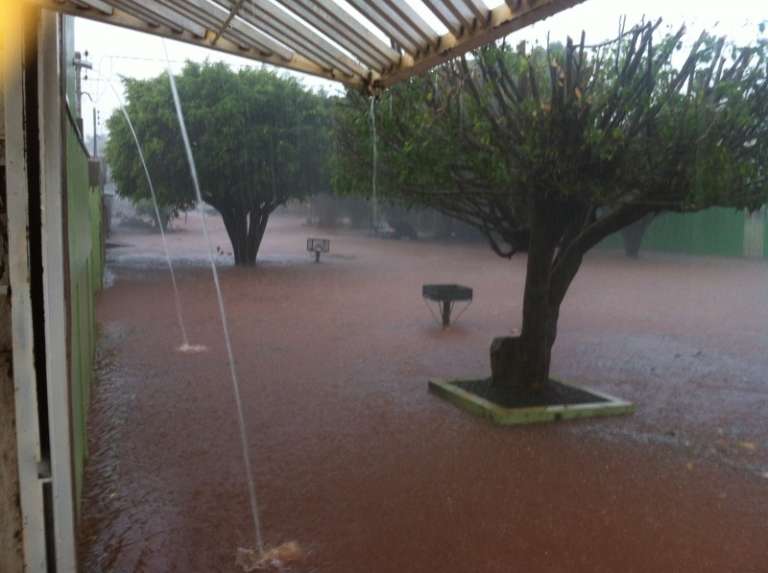 Outro foto da enchente desta terça (19/02/2013), mostra rua das Hortênsias, no Jockey, tomada pela água da chuva