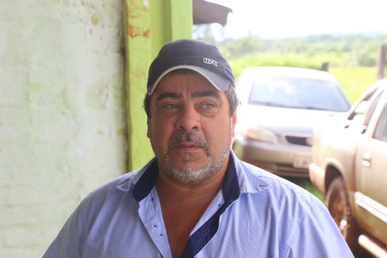 Isac da Silva Costa conhece bem a região e afirma que local está abandonado. (Foto: Fernando Antunes)