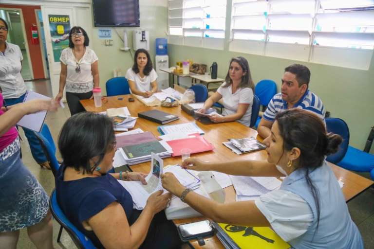 Diretora e professores durante avaliação das atividades dos alunos. (Foto: Fernando Antunes)