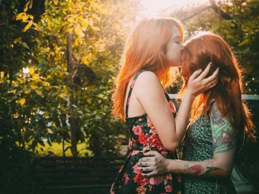 Молодая рыжая девушка и брюнетка развлекают парня групповым сексом