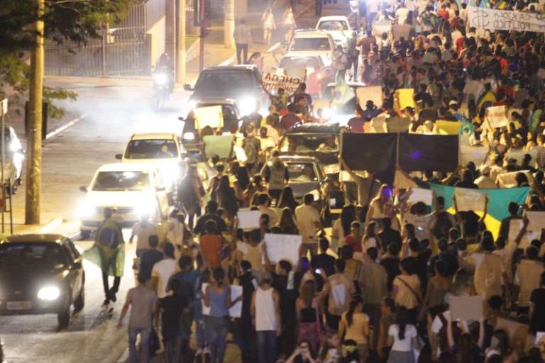 Avenida ficou tomada por manifestantes. (Foto: João Garrigó)
