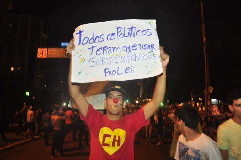 Manifestante protesta contra os políticos. (Foto: João Garrigó)