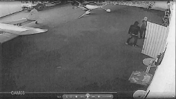 Edmur aponta e mostra câmeras para um dos sequestadores - CREDITO: CAMPO GRANDE NEWS