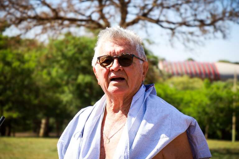 Marcos Alceu Villalba, de 77 anos, caminhando pelo Parque das Nações (Foto: Henrique Kawaminami)