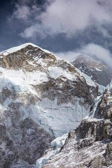 Everest (cume à direita), no Nepal