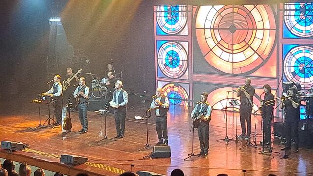 "Após viajar 14h de ônibus, Demônios da Garoa entregam show animado"