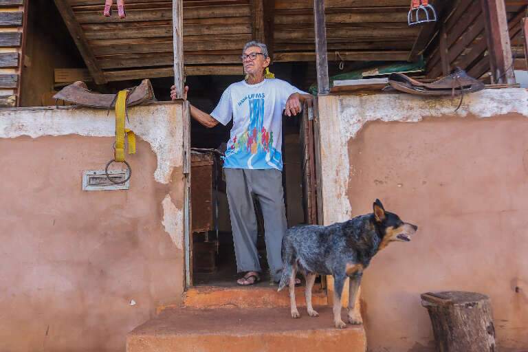 Da selaria, senhor Sebastião acompanha o desenvolvimento do bairro. (Foto: Paulo Francis)