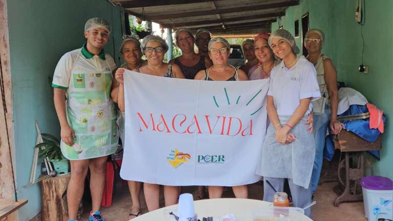 Junto com a comunidade, estudantes utilizam frutos da macaúba (Foto: Divulgação)