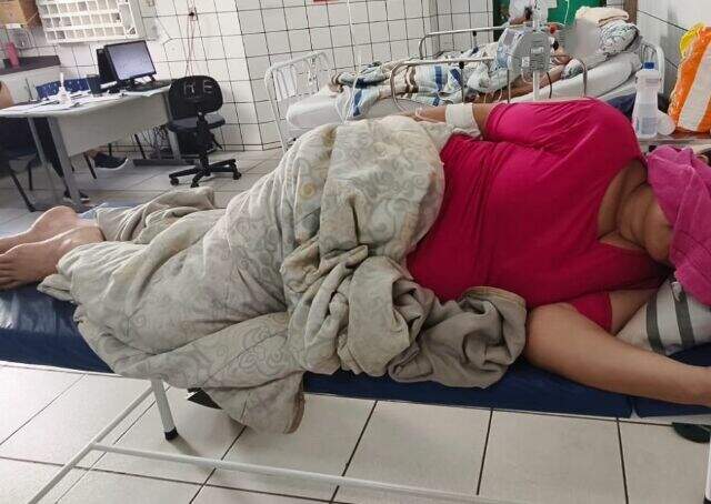 "Com suspeita de aneurisma e AVC, mulher aguarda transferência há mais de 24h"