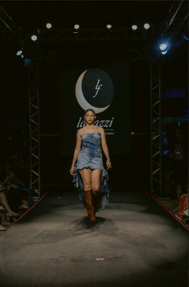 Jeans reaproveitado vira vestido assimétrico apresentado na passarela do Festival de Inverno de Bonito (Foto: Arquivo pessoal)