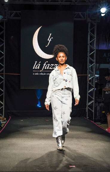 Conjunto em jeans claro ganha aplicações e detalhes bordados na criação de Lara (Foto: Arquivo pessoal)
