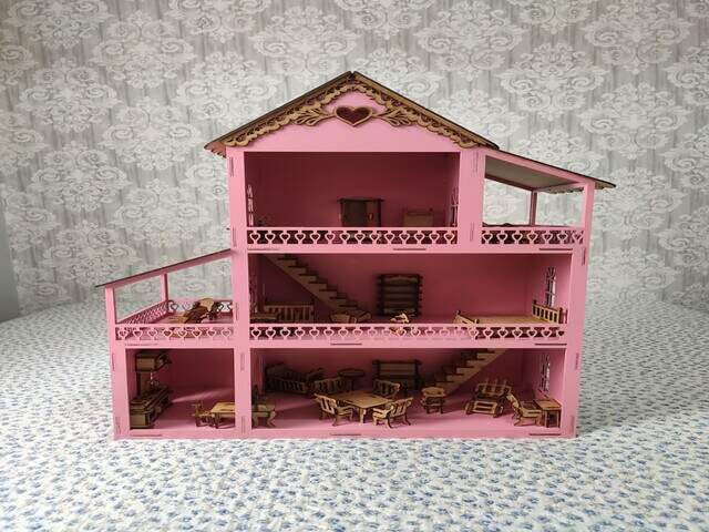 Casa de boneca pintada de rosa