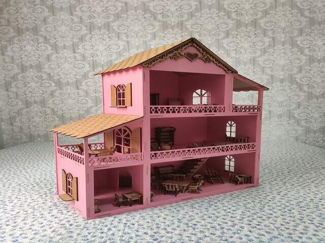 Casa de boneca pintada de rosa